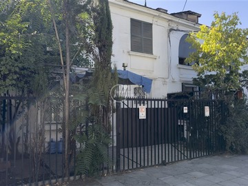 Casa en venta en Metro Escuela Militar, Las Condes - 4 dormitorios, 2 baños