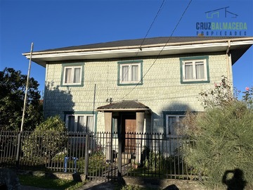 Casa en venta en Barrio Estación, casa antigua en muy buen estado, maderas nativas y gran jardín., Puerto Varas - 6 dormitorios, 3 baños
