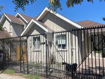 Casa en venta en Casa de 1 piso con 3d + 2b, patio y estacionamiento., Colina - 3 dormitorios, 2 baños