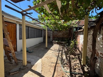 Casa en venta en Mercado oriente, Talca - 6 dormitorios, 2 baños