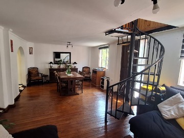 Casa en venta en Casa en Pasaje Cerrado Metro Hospitales - 4 dormitorios, 1 baño
