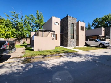 Casa en arriendo mensual en Se Arreinda Casa en Condominio Comuna de Isla de Maipo - 3 dormitorios, 3 baños