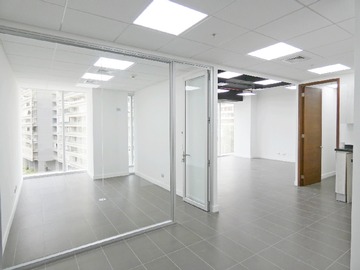Oficina en arriendo mensual en Av. Los Militares, Las Condes - 2 dormitorios, 2 baños