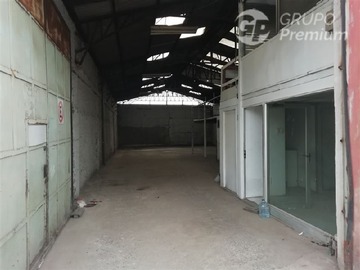 Terreno Industrial en venta en AV, Dorsal y Av. Fermín Vivaceta /. Vende galpón industrial UF 8500, Independencia - 3 baños