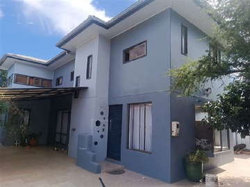 Casa en venta en Villa los Jardines, Calle Larga - 6 dormitorios, 2 baños