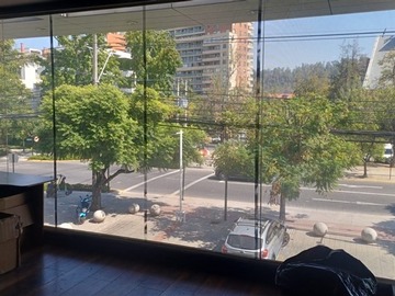 Local Comercial en arriendo mensual en Av nueva Costanera, Vitacura - 1 baño