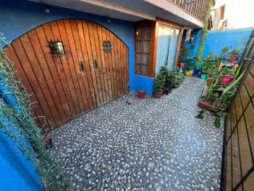 Casa en venta en León xiíi, Maipú - 4 dormitorios, 2 baños