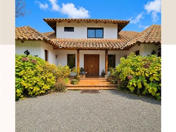 Casa en venta en Los Queltehues 32, Curicó - 11 dormitorios, 10 baños