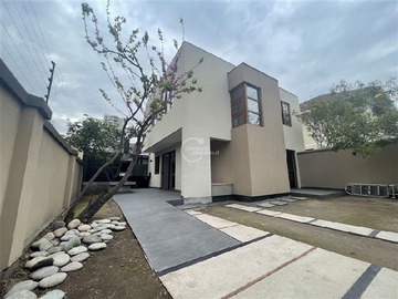Casa en arriendo mensual en E.Castillo Velasco/ Monseñor Eyzaguirre, Ñuñoa - 3 dormitorios, 2 baños