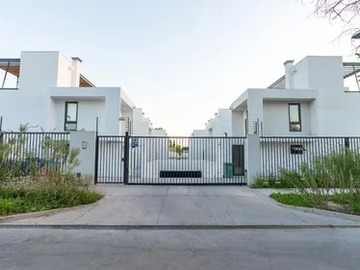 Casa en venta en Doctora Eloisa Díaz, Las Condes - 4 dormitorios, 3 baños