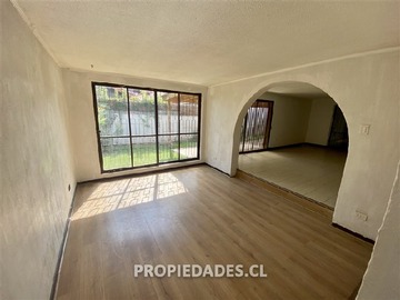 Casa en venta en Metro Los Domínicos / Camino El Alba / Cardenal Newman, Las Condes - 3 dormitorios, 2 baños