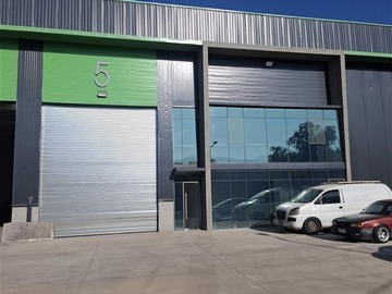 Bodega en arriendo mensual en San Ignacio 660 y 136 m2 de oficinas por habilitar 5 est., Quilicura - 3 baños