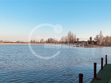 Sitio en venta en Condominio con laguna, Colina