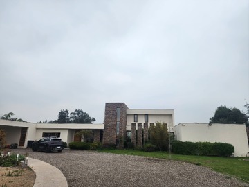 Casa en venta en Estupenda Casa Centro de Chicureo - 5 dormitorios, 4 baños