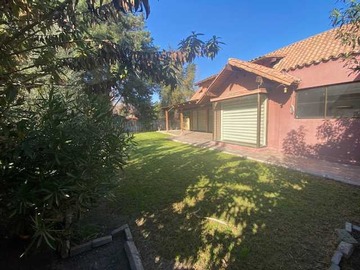 Casa en venta en El Carmen, Muy Cercano a Colegio (173129), Huechuraba - 5 dormitorios, 5 baños