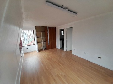 Oficina en arriendo mensual en Hermosa Oficina de 3 Pisos en 4 Oriente (179650), Viña del Mar - 9 dormitorios, 4 baños