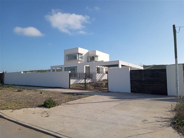 Casa en arriendo mensual en La Herradura, Coquimbo - 4 dormitorios, 3 baños