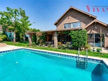 Casa en venta en Avenida Plaza , San Francisco de Asís, Las Condes - 3 dormitorios, 4 baños