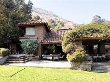 Casa en venta en Cond. Los Almendros / Saint George, Huechuraba - 5 dormitorios, 5 baños
