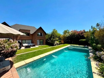 Casa en venta en San Carlos de Apoquindo 450, Las Condes, Las Condes - 5 dormitorios, 6 baños