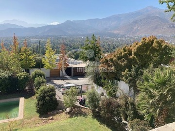 Casa en venta en Colina Vista Hermosa, Las Condes - 3 dormitorios, 3 baños