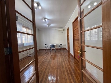Casa en venta en 2 Casas/Oficinas recién remodeladas. Entradas independientes desde la calle. Patio y amplio subterráneo. Ernesto Reyes/ Av. Santa María, Providencia. Metro Salvador, Providencia - 8 dormitorios, 4 baños