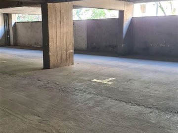 Estacionamiento en arriendo mensual en Metro Santa Lucia, Santiago
