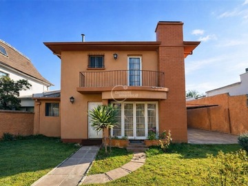 Casa en venta en Carlos Alvarado/ Manquehue, Las Condes - 4 dormitorios, 3 baños