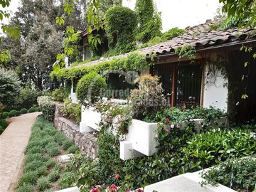 Casa en venta en Subiendo lo curro por gran via despues de via escarlata, Vitacura - 6 dormitorios, 5 baños