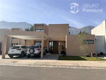 Casa en venta en Condominio La Reserva de Peñalolen, Peñalolén - 3 dormitorios, 4 baños