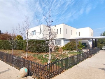 Casa en venta en Chacabuco, Colina - 5 dormitorios, 4 baños