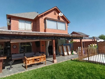 Casa en venta en Casa Luminosa con Amplios Espacios (167199), Peñalolén - 4 dormitorios, 4 baños