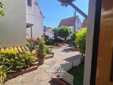 Casa en venta en Cristóbal Colón, Las Condes - 4 dormitorios, 3 baños