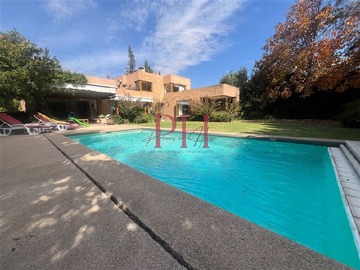 Casa en venta en Cerro pan de azucar y cerro la campana, Lo Barnechea - 5 dormitorios, 4 baños