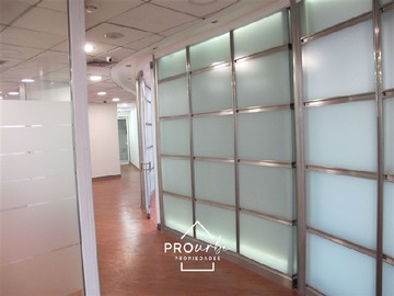 Oficina en arriendo mensual en Av. Andrés Bello/Av. Vitacura, Las Condes - 3 baños