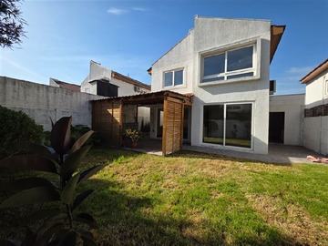 Casa en venta en Av. El sauce, Huechuraba - 4 dormitorios, 3 baños