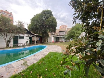 Casa en venta en Apumanque - Metro Manquehue, Las Condes - 5 dormitorios, 3 baños