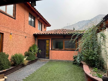 Casa en venta en Hermosa casa con amplia cocina y gran patio (168629), Huechuraba - 6 dormitorios, 4 baños