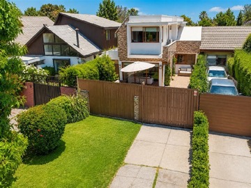 Casa en venta en garcia Pica, Las Condes - 5 dormitorios, 4 baños