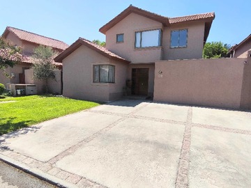 Casa en venta en Casa Amplia y Luminosa en Barrio Tranquilo (140262), Colina - 4 dormitorios, 3 baños
