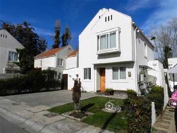 Casa en venta en Casa con piscina - avenida quebrada de macul, Peñalolén - 3 dormitorios, 3 baños