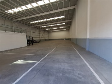Bodega en arriendo mensual en AP146 Industrial no molesto. 916 m2 y 188,7m2 oficinas x habilitar 2 pisos. 5 Est 3., Quilicura - 3 baños
