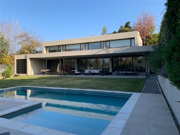 Casa en venta en Moderna casa con sitio plano en condominio Golf Lomas de la Dehesa, Lo Barnechea - 5 dormitorios, 6 baños