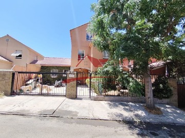 Casa en venta en Casa de Tres Pisos, 6 Dormitorios, 4 Baños, Quilicura. - 6 dormitorios, 4 baños