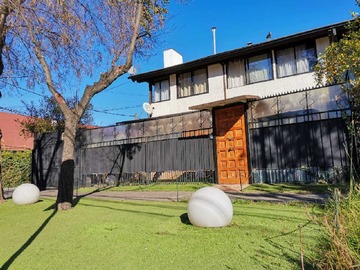 Casa en arriendo mensual en Amplia Casa Comercial con patio privado (149732), Las Condes - 10 dormitorios, 3 baños