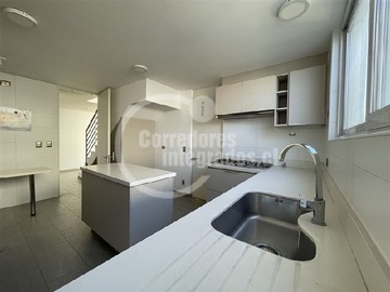 Casa en venta en Avenida La Dehesa Barrio Mediterraneo, Lo Barnechea - 5 dormitorios, 4 baños