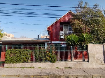 Casa en venta en Rossemblut 4969, Ñuñoa - 5 dormitorios, 2 baños