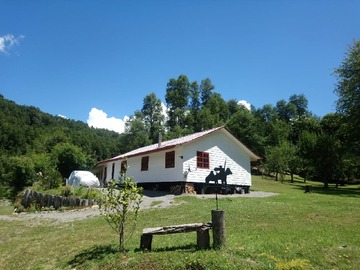 Casa en venta en Curarrehue, Pucón - 4 dormitorios, 2 baños
