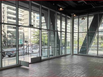 Local Comercial en arriendo mensual en Arriendo Local 109 M2 UF 76 San Damian Vitacura