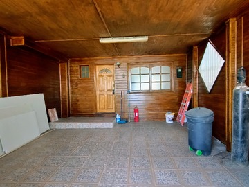 Antejardin techado y cerrado